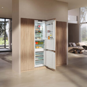 Einbaukühlschrank von Miele mit geöffneter Tür und Blick auf Lebensmittel