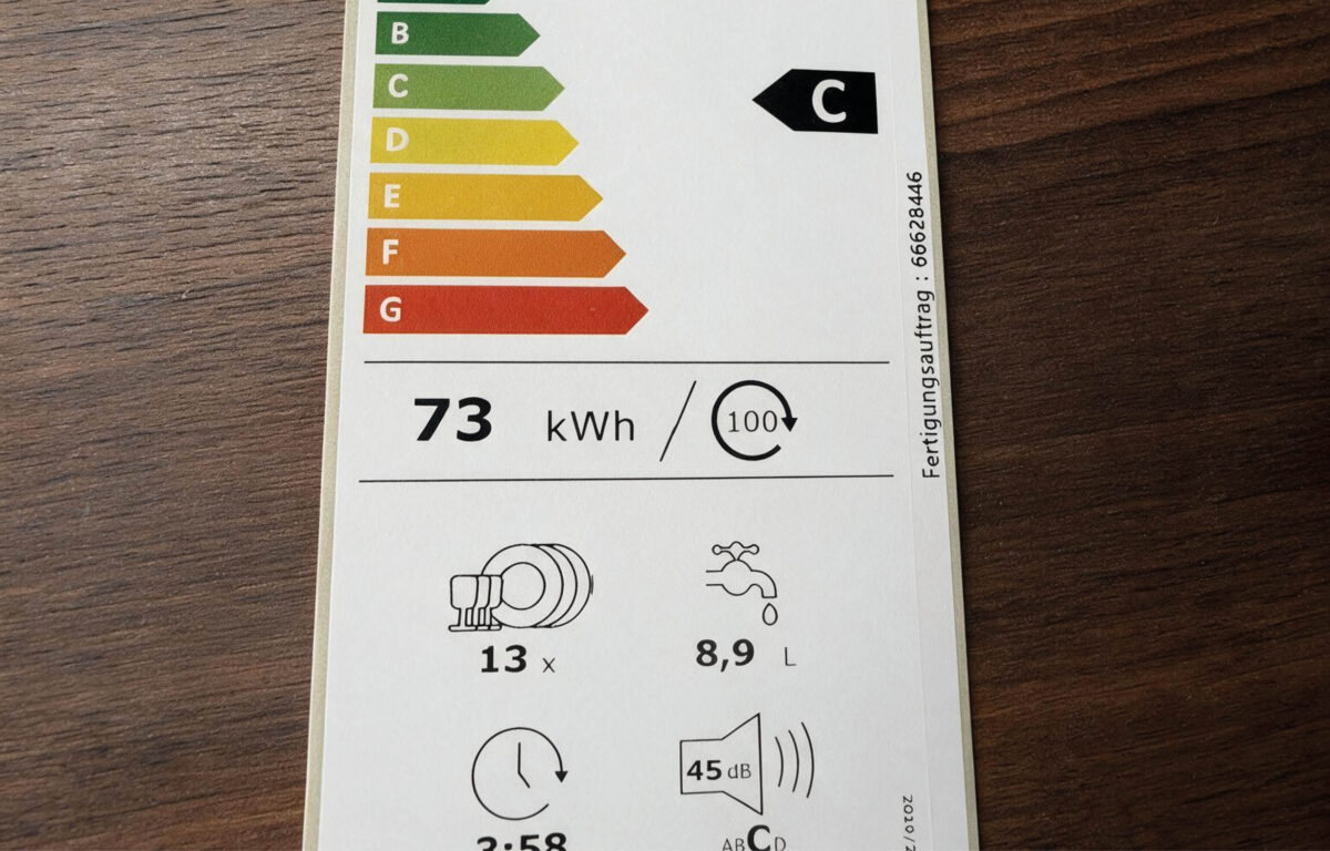 Energieetikett des Geschirrspülers mit Energieeffizienzklasse C, 73 kWh je 100 Spülgänge, 13 Maßgedecken, 8,9 Litern Wasserverbrauch und 45 dB.