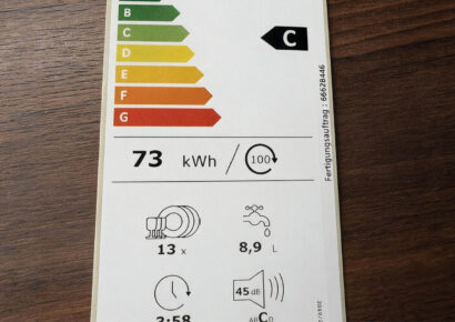 Energieetikett des Geschirrspülers mit Energieeffizienzklasse C, 73 kWh je 100 Spülgänge, 13 Maßgedecken, 8,9 Litern Wasserverbrauch und 45 dB.
