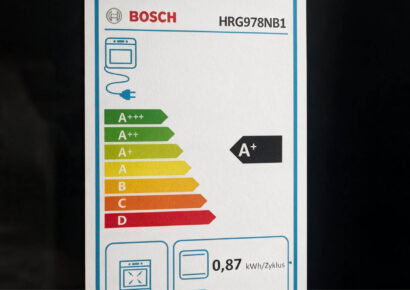 Energieetikett des Bosch Backofens HRG978NB1 mit Energieeffizienzklasse A+ und einem angegebenen Verbrauch von 0,87 kWh pro Zyklus.