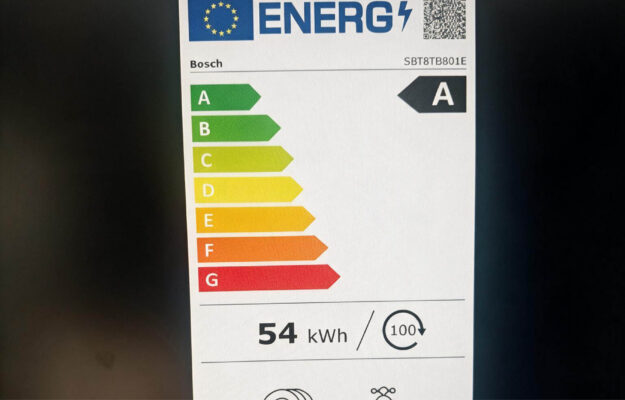 Energieetikett des Bosch Geschirrspülers SBT8TB801E mit Energieeffizienzklasse A und einem Verbrauch von 54 kWh je 100 Spülgänge.