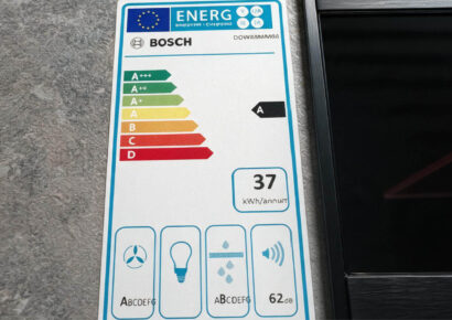 Energieetikett eines Bosch Tischlüfters mit Energieeffizienzklasse A, 37 kWh Jahresverbrauch und angegebener Geräuschentwicklung von 62 dB.