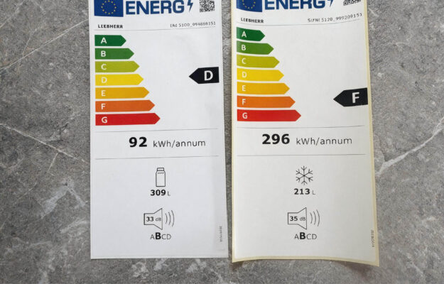 Energieetiketten von Liebherr Kühl- und Gefriergeräten mit Energieeffizienzklassen D und F, 309 Litern Kühlraum, 213 Litern Gefriervolumen sowie 92 und 296 kWh Jahresverbrauch.
