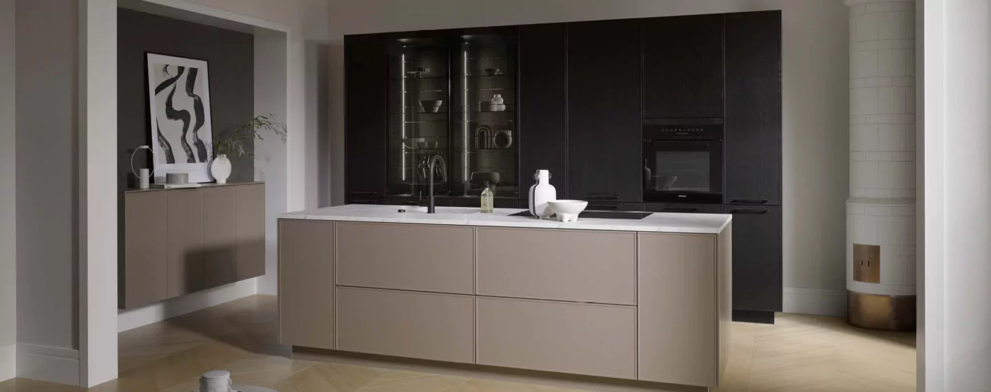 Elegante Inselküche von Häcker mit Küchinsel mit erdfarbenen Fronten und großem Wandschrank mit eingebauter Vitrine
